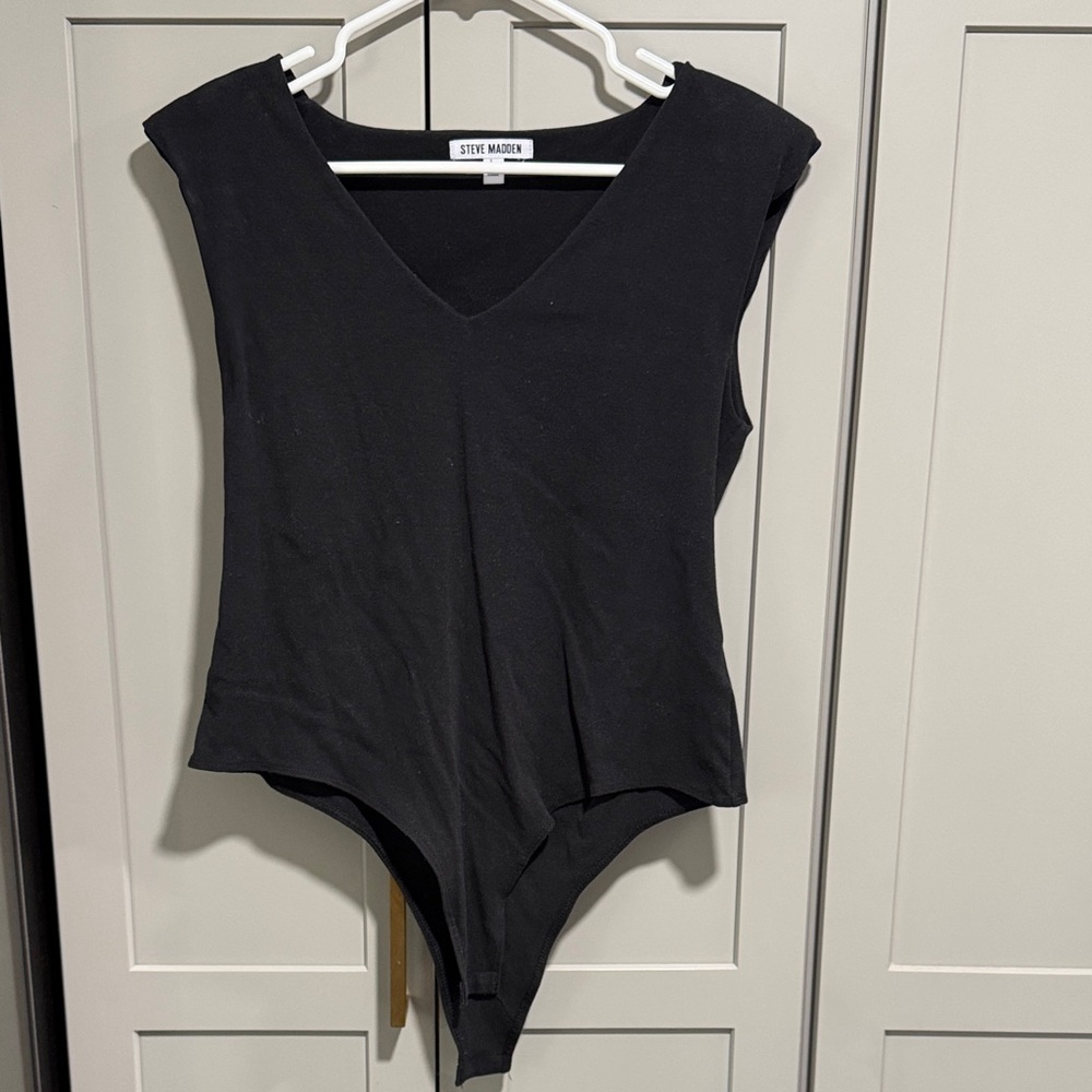 Steve Madden padded shoulder v neck bodysuit L